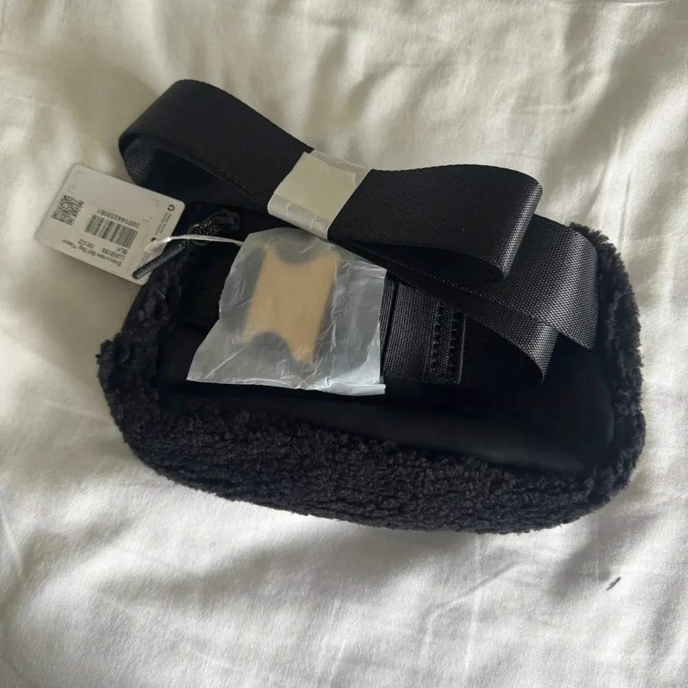 🆕🖤 Lululemon Everywhere Belt Bag Fleece Black Gold